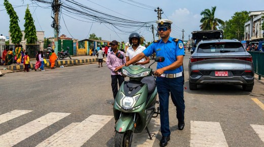 वीरगञ्जमा भारतबाट अनाधिकृतरुपमा ल्याइएको बिना नम्बर प्लेट भएको १३ वटा ईभी स्कुटर पक्राउ।