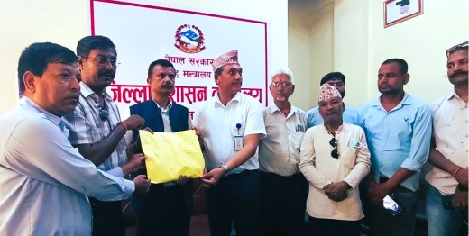 सूचना तथा विज्ञापन नीतिविरुद्ध पर्साका सञ्चारकर्मीको ज्ञापनपत्र प्रधानमन्त्रीसमक्ष।
