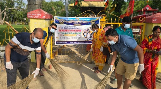 लायन्स क्लबद्वारा वीरगञ्जको पशुपतिनाथ मन्दिर परिसरमा सरसफाइ।