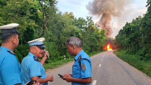 मृग बचाउन खोज्दा पेट्रोल ट्याङ्कर पल्टियो, भीषण आगलागीले ट्याङ्कर ध्वस्त।