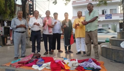 बिरगंज  कपडा बैंकले आफ्नो स्थापना दिवसको अवसरमा वीरगञ्जको घण्टाघरस्थित स्व.। रामजन्म तिवारीको सालिक परिसरमा कपडा वितरण तथा दीप प्रज्वलन कार्यक्रम सम्पन्न गरेको छ।