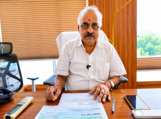 रुङ्टा ग्रुपद्वारा विपद् प्रभावितका लागि २ करोड १ लाख सहयोग।