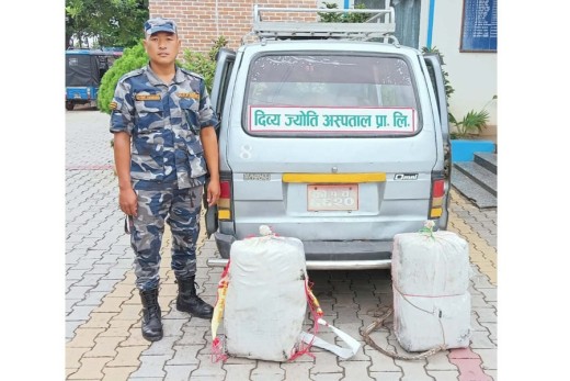भारततर्फ तस्करी गर्न लागिएको ६० किलो गाँजा अस्पतालको भ्यानबाट बरामद।