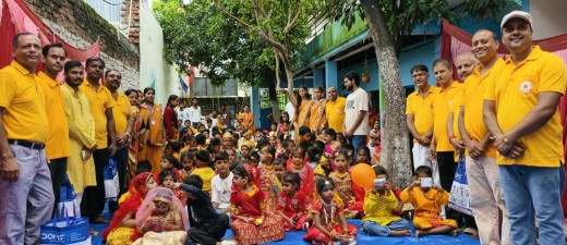 गहवा माई रथयात्रा समितिद्वारा बिरगंजका १५ विद्यालयका राधा–कृष्ण बनेका बालबालिकालाई शैक्षिक सामग्री वितरण।
