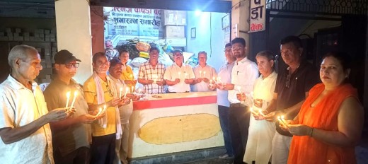 बिरगंज कपडा बैंक द्वारा भोटेकोशी बाढीबाट दिवङ्गत आत्माको चिर शान्तीको लागि दीप प्रज्वलन गरि श्रद्धाञ्जली अर्पण ।