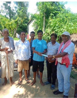 बाढीपीडित परिवारलाई चौधरीद्वारा ५ हजार रुपैयाँ सहयोग ।