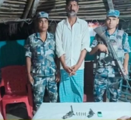 वीरगञ्ज– बाराको सिम्रौनगढबाट सशस्त्र प्रहरीले दुई थान कटुवा पेस्तोल र ५ राउन्ड गोलीसहित एक जनालाई पक्राउ गरेको छ।