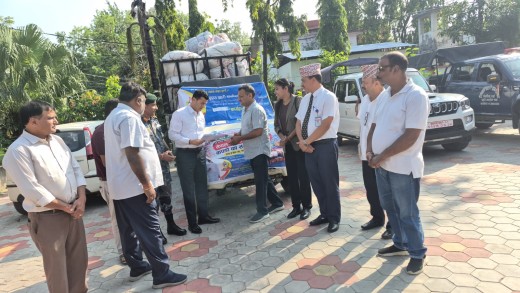 बाढीपीडितका लागि ग्रीन सिटी सामुदायिक प्रहरी सेवा केन्द्रद्वारा ४० बन्डल कपडा हस्तान्तरण।