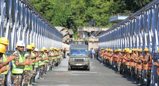 नेपाली सेनाले बनायो बेलिब्रिज, गल्छी–रसुवागढी सडक पुनः सञ्चालन।
