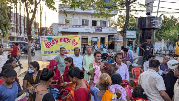 वीरगन्ज कपडा बैंक द्वारा घण्टाघरमा नि:शुल्क कपडा वितरण , ९ सय थान कपडा वितरण ।