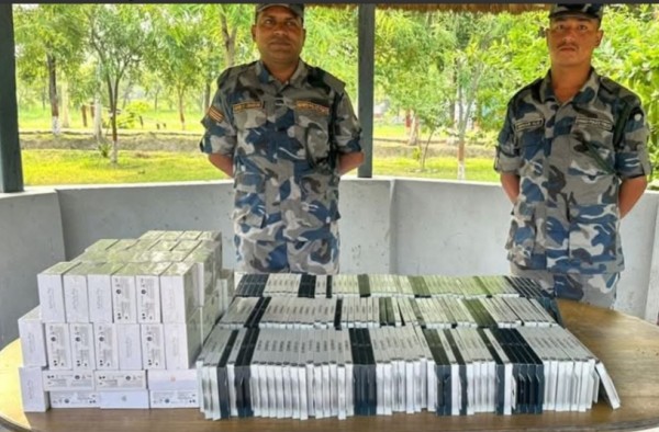 अवैध आयातमाथि सशस्त्र प्रहरीको कडाई: बारामा करिब ४० लाख बराबरको एयरपोड र टेम्परग्लास बरामद ।