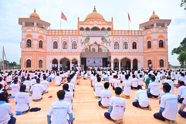 ११औं अन्तर्राष्ट्रिय योग दिवस मनाउने क्रममा, भारतकाे महावाणिज्य दूतावास, बीरगंज (नेपाल) ले बारा को गढीमाइ मा योग शिविर गरे को छ।