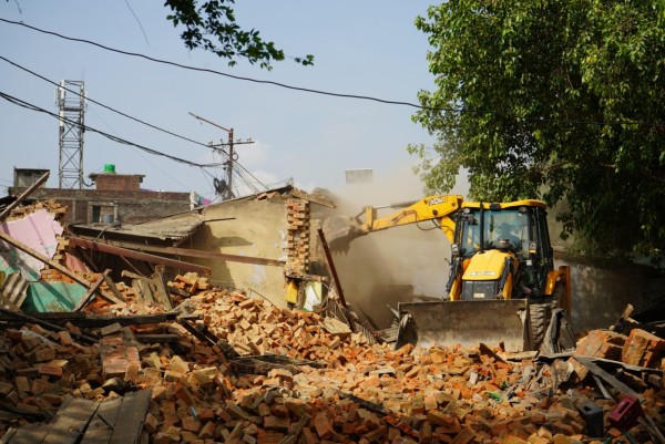वीरगंजको मुख्य सडक विस्तारको काम आजबाट सुरु, भन्सार क्षेत्रको भौतिक संरचना हटाइयो  वीरगंज ।
