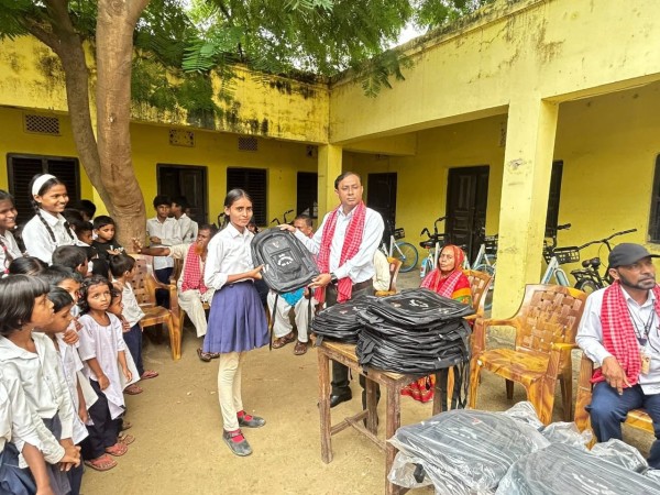 श्रीताराचन्द किसनलाल बिधालय मा विद्यार्थीहरु लाई  वडा २ का वडा अध्यक्ष द्वारा ब्याग वितरण  गरिएको छ।