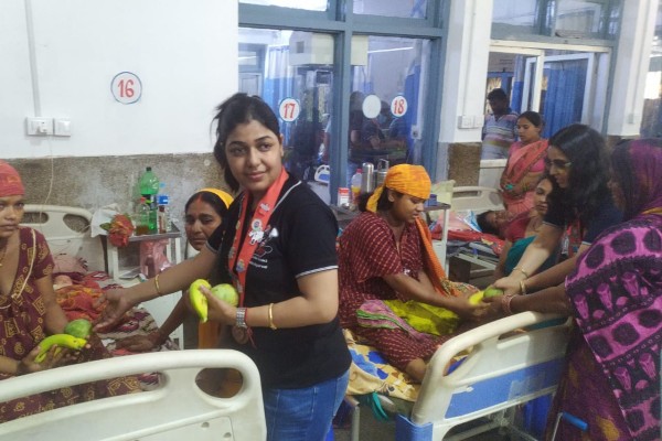 वीरगन्ज लेडिज सर्कल ३ द्वारा स्थापना दिवसको अवसरमा नारायणी अस्पतालमा फलफुल वितरण । 