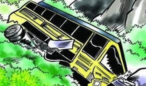 काठमाण्डौबाट दाङका लागि छुटेको बस कपिलवस्तुमा अनियन्त्रित भएर सडकमा पल्टिँदा २६ जना घाइते भएका छन् ।