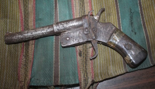 पर्सा प्रहरीले वीरगञ्ज महानगरपालिका क्षेत्र अन्तर्गत इनर्वागाउँबाट कटुवा पेस्तोल बरामद गरेको छ ।