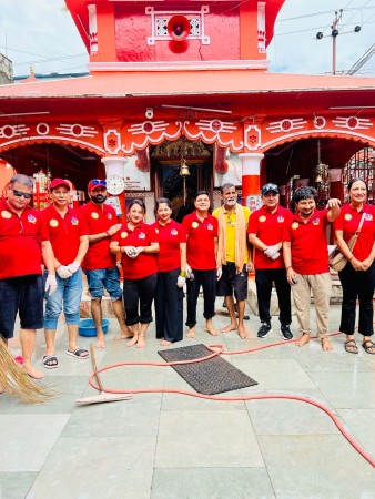 वीरगन्ज युवा समाजद्वारा बिर्तामाई र कृष्ण मन्दिरमा सरसफाइ सम्पन्न।