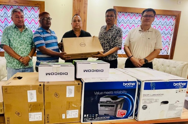 सूर्या नेपालद्वारा वीरगंज महानगरलाई कम्प्युटर,  ल्यापटप सहितका उपकरण सहयोग ।