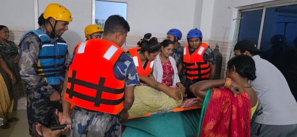 जनसेवामा सशस्त्र प्रहरी : गर्भवती महिलाको उद्धार गरी सुरक्षित उपचारका लागि अस्पताल पुर्‍याइयो।