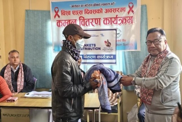 विश्व एड्स दिवसको अवसरमा एचआईभी प्रभावित विपन्न व्यक्तिहरूलाई कम्बल वितरण ।