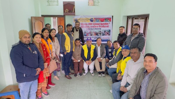 प्रमुख अतिथी लायन्स क्लबका डिष्ट्रीक गवर्नर विनय बस्नेत द्वारा वीरगन्ज कपडा बैंकलाई कपडा सहयोग हस्तान्तरण ।