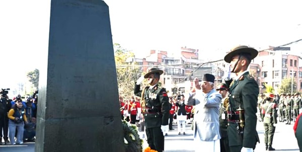 ३०४औँ पृथ्वी जयन्तीमा राष्ट्रपति पौडेलद्वारा पृथ्वीनारायण शाहको शालिकमा माल्यार्पण।