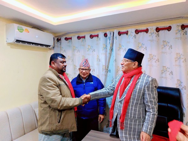 पत्रकार विजय कुशवाहा नेकपामा प्रवेश, पुर्व प्रधानमन्त्रीद्वयले गरे पार्टीमा स्वागत ।