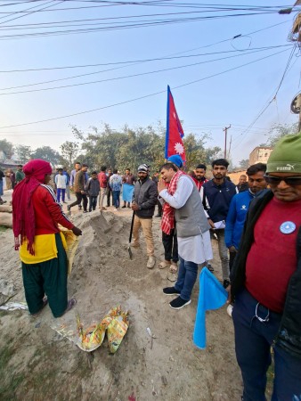 ताजपुरको चौक चौतारिहरुमा घण्टी चिन्ह बनाएर हरि पन्त लाई स्वागत  ।