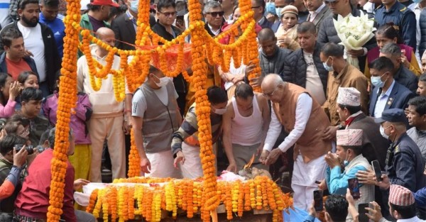 एमाले अध्यक्ष ओलीका पिता मोहनप्रसादको पशुपतिमा अन्त्येष्टि"।