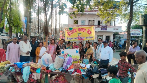नववर्षको अवसरमा वीरगन्ज कपडा बैंक द्वारा घण्टाघरमा नि:शुल्क कपडा वितरण एवं शुभकामना आदानप्रदान ।