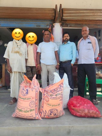 विवाह गर्न लागेका परिवारलाई ४ बोरा खाद्यान्न सहयोग।