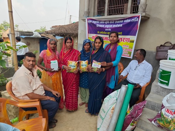 प्रगतिशील कृषक समूहलाई कृषि सामग्री वितरण।