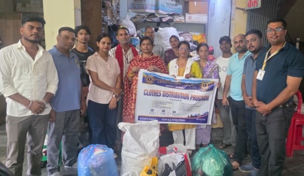 लयन्स क्लब अफ बिरगंज द्वरा कपडा सहयोग ।