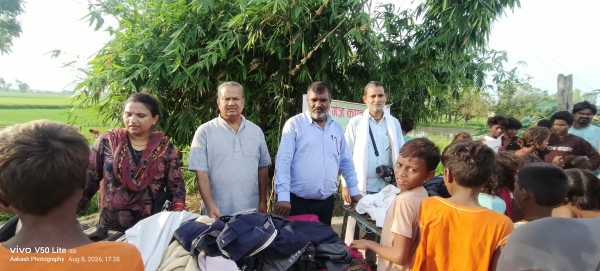 वीरगन्ज कपडा बैंक द्वारा मनियारीमा नि:शुल्क कपडा वितरण ।