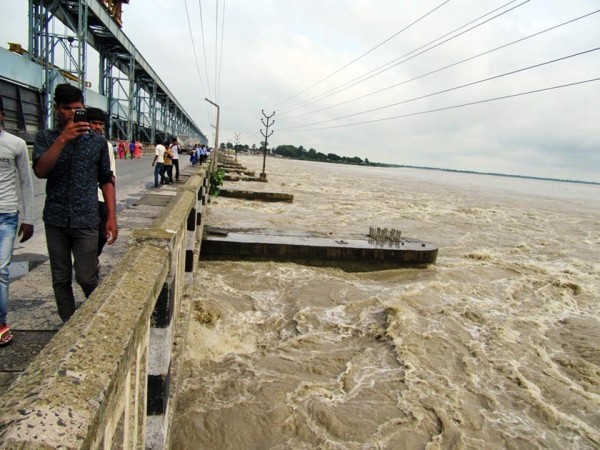 सप्तकोशीमा पानीको बहाव बढ्यो, कोशी ब्यारेजका २२ ढोका खोलिए।
