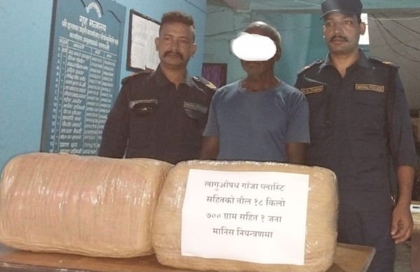 पर्सामा घरभित्र लुकाइएको १८ किलो ७०० ग्राम गाँजासहित ७० वर्षीय महतो पक्राउ।