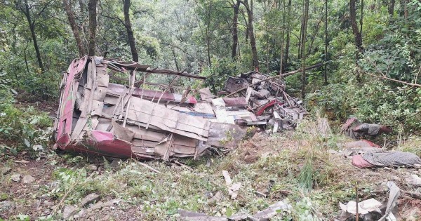 पोखरामा स्कुल बस दुर्घटना : ५ जनाको मृत्यु, उद्धारमा खटिएका प्रहरी जवान पनि घाइते।