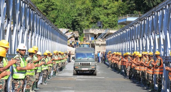 नेपाली सेनाले बनायो बेलिब्रिज, गल्छी–रसुवागढी सडक पुनः सञ्चालन।