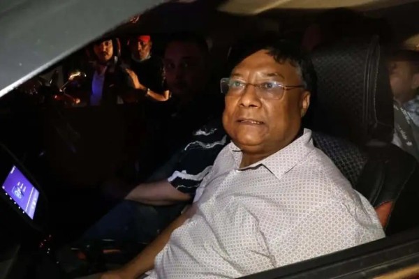 जनआस्थाका पत्रकार किशोर श्रेष्ठलाई प्रहरीले घरबाटै पक्राउ गरेको छ ।बालेन सरकार आएपछि श्रेष्ठको यो दोस्रो गिरफ्तारी हो ।