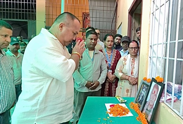 वीरगंज — वीरगंज महानगरपालिकाले शुक्रबार शोक विदा दिएको छ। सरसफाइ कर्मचारी धर्मेन्द्र राउत र स्वयंसेविका मन्जुदेवी कटवालको निधनमा महानगरपालिकाले शोक विदा दिएको हो। दुवै जनाको निधनप्रति दुःख व्