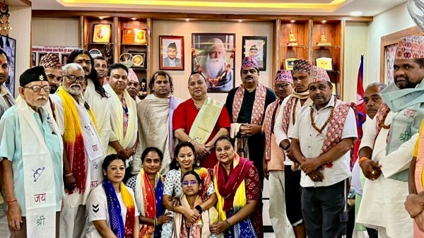 बीरगन्ज महानगरपालिकाका प्रमुख राजेशमान सिंहले मानव अधिकार तथा क्राइम कन्ट्रोल को अन्तराष्ट्रीय अध्यक्ष भि पी सिंह लाई सम्मान गर्नु भएको छ ।