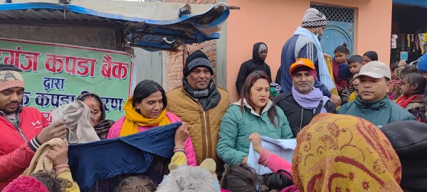 कपडा बैंक द्वारा शान्तिटोलमा नि:शुल्क कपडा वितरण सम्पन्न  ।