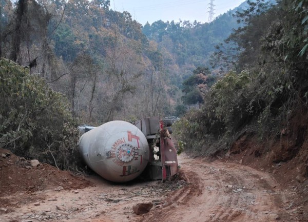 मकवानपुर को भैसे नजिकै  ग्यस बुलेट पल्टियो    ।