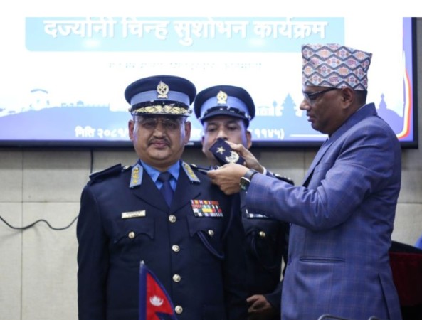 काठमाडौं : नेपाल प्रहरीका नवनियुक्त महानिरीक्षक (आईजीपी) दीपक थापालाई दर्ज्यानी चिह्नप्रदान गरिएको छ।