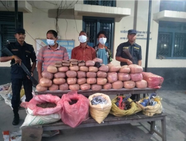 पर्सा प्रहरीले ठुलो परिमाणमा लागु औषध सहित ४ जनालाई पक्राउ गरेको छ ।