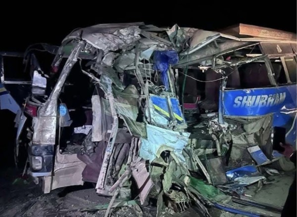 बस र ट्रक एकआपसमा ठोकिँदा २२ जना घाइते र ७ जनाकाे अवस्था चिन्ताजनक