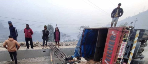 बस दुर्घटनाकाे घटना नसेलाउँदै ट्रक पल्टियाे, ट्रकमा रहेकाे १९ वटा खसी बोका च्यापिएर मरे