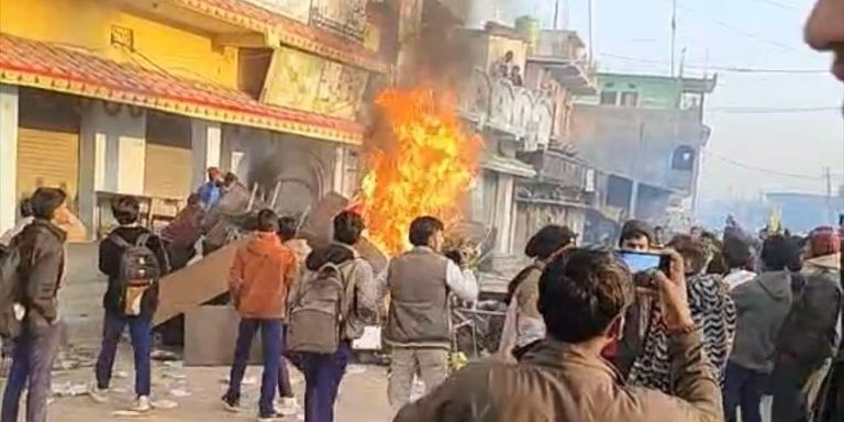 विद्यार्थीहरुले बहुदरमाई नगरपालिका भित्रका कागजातमा आगो लगाए