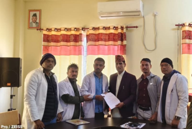 बिरगंजका समस्त ल्याबमा कार्यरत स्वास्थ्यकर्मीहरु द्वारा पर्साका प्रजिअ गणेश अर्याल लाई ज्ञापन पत्र